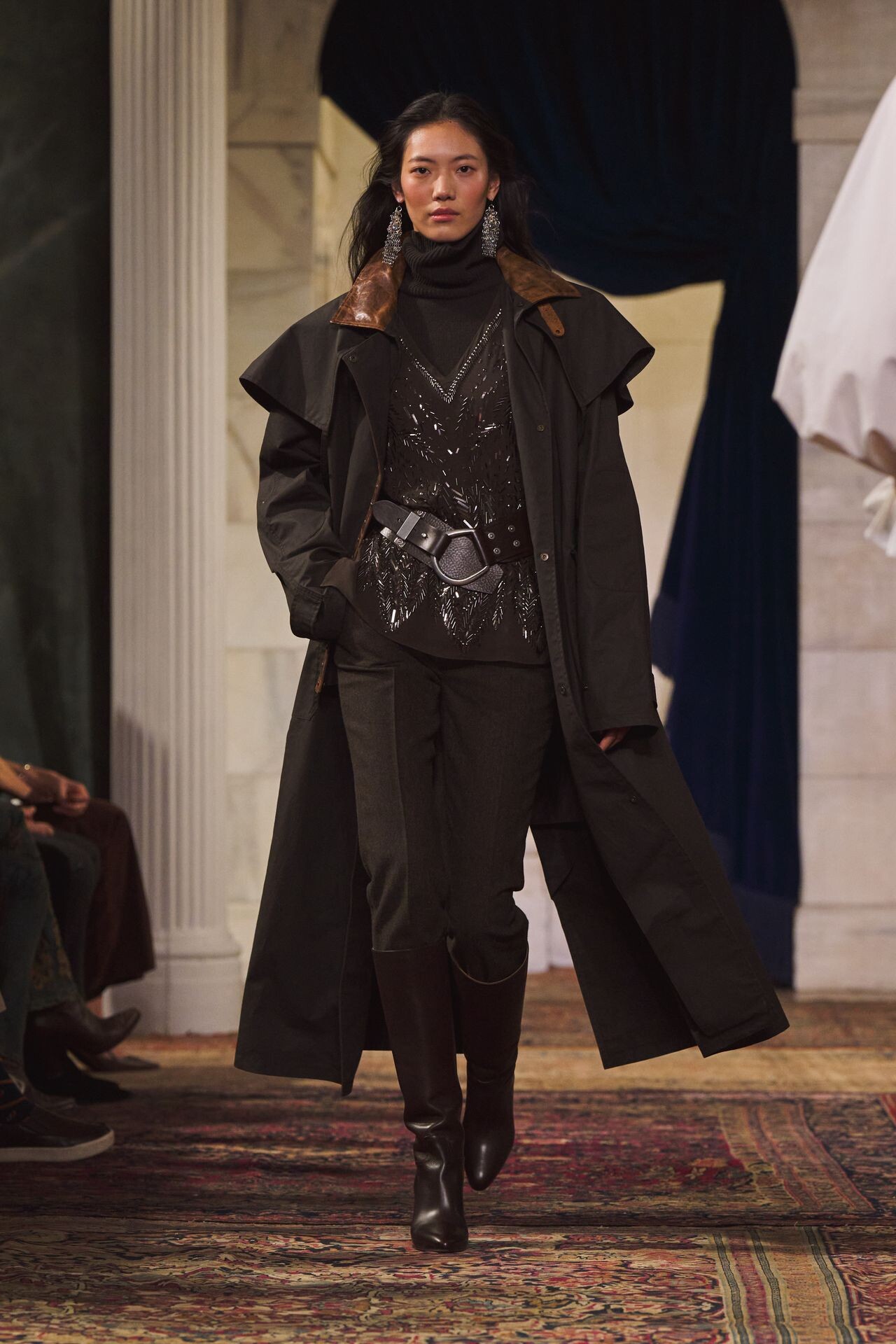 كنزة لامعة مع بنطلون ومعطف كاب من مجموعة Ralph Lauren خريف وشتاء 2026-2027