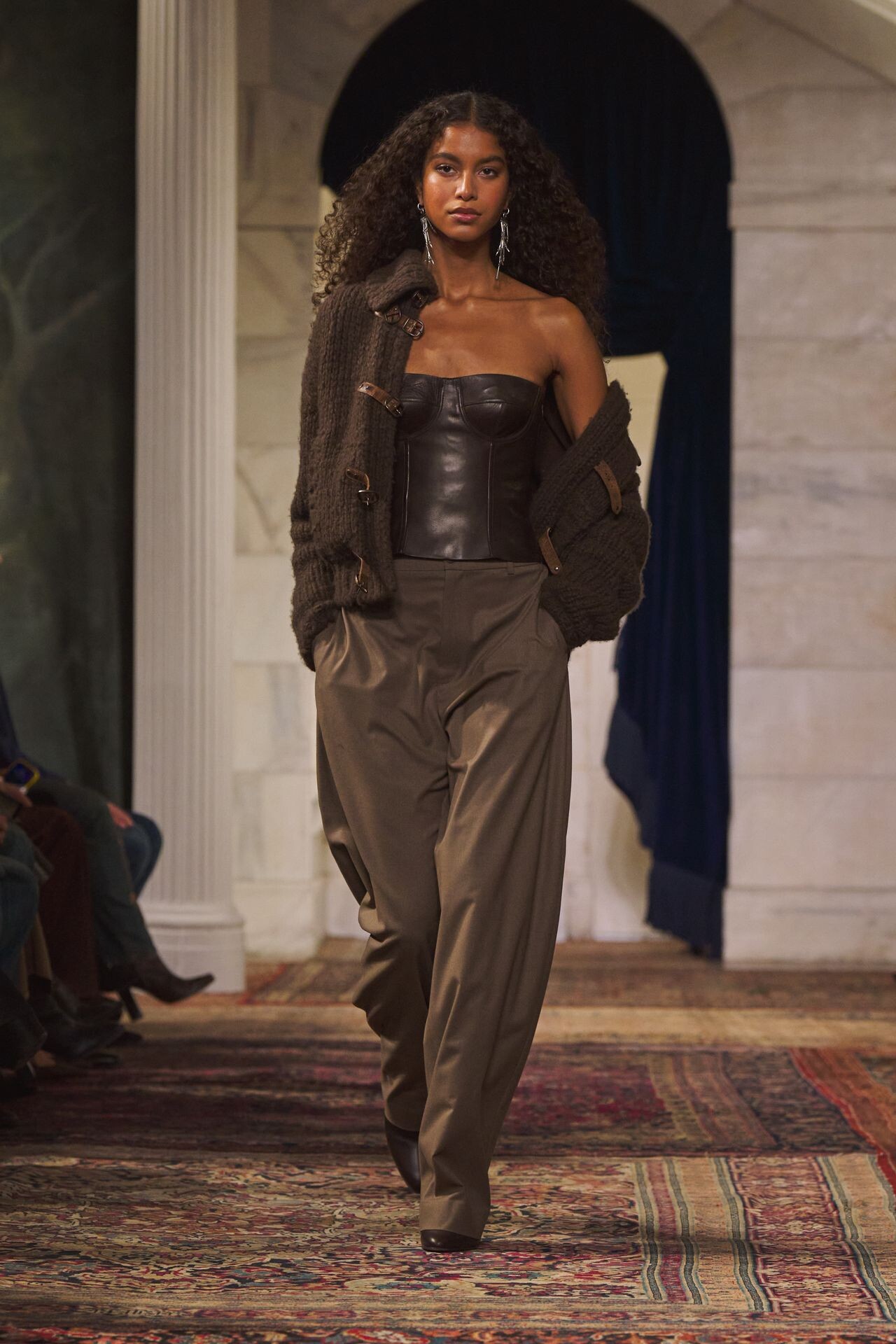 مشد جلد مع كارديغان وبنطلون واسع من مجموعة Ralph Lauren خريف وشتاء 2026-2027