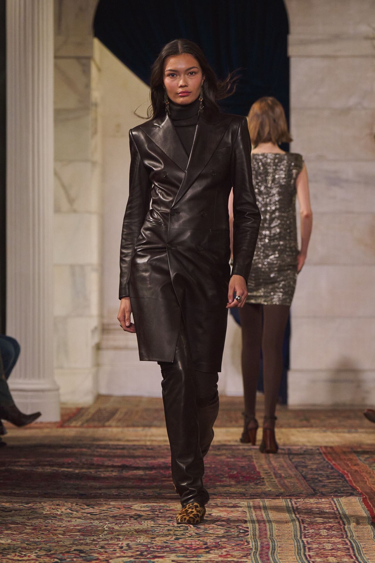 معطف جلد مع بنطلون من مجموعة Ralph Lauren خريف وشتاء 2026-2027